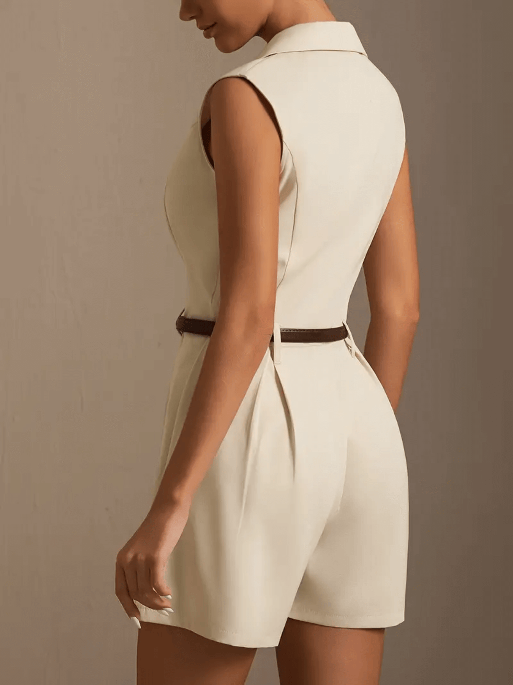 Macaquinho Feminino Modelagem Evasê com Lapela Estruturada Cinto Ajustável e Detalhe Franzido na Cintura – Samara
